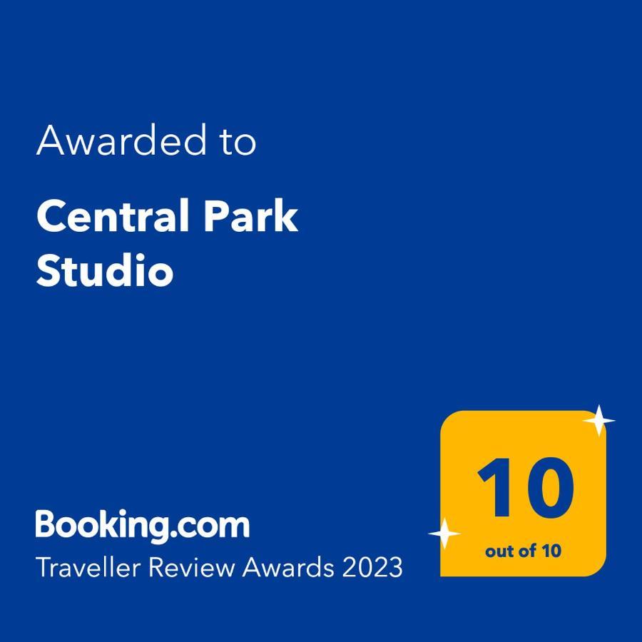 Central Park Studio Onesti Bagian luar foto